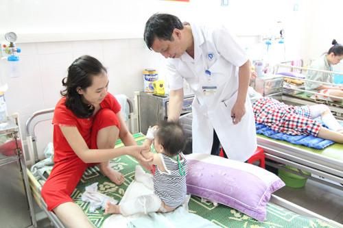 Cách xử trí ban đầu khi trẻ bị bỏng nước sôi