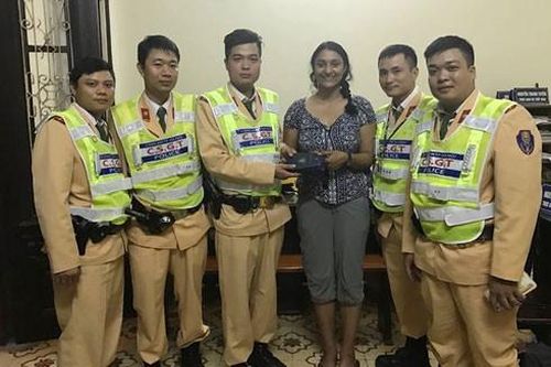 Trao trả tài sản vụ cướp cho 1 du khách nước ngoài