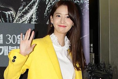 Yoona (SNSD) thay đổi trang phục khi dự sự kiện
