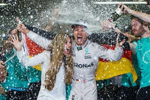 Nico Rosberg lần đầu tiên vô địch thế giới ở môn đua xe Công thức 1