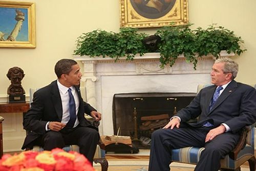 Tổng thống Bush hướng dẫn ông Obama tham quan Nhà Trắng