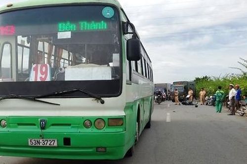 Xe buýt cán chết người phụ nữ ở giữa cầu vượt Sài Gòn