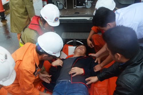 Vượt sóng cao 4 m cứu thuyền viên Trung Quốc bị đau bụng