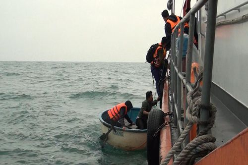 Cứu 9 nhà khoa học và 4 thuyền viên gặp nạn trên biển