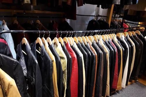 'Đường dây ngầm' sau chiếc áo secondhand ngàn USD về Việt Nam