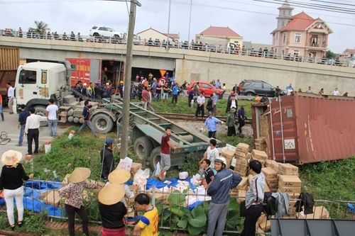 Nghệ An: Container dừng trên đường ray bị tàu hỏa đâm văng xuống lề đường