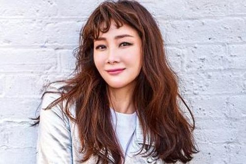 Choi Ji Woo trẻ trung với phong cách hip hop ở tuổi 41