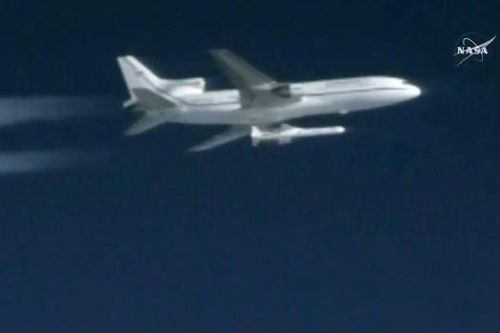 Kinh ngạc, NASA phóng tên lửa mang vệ tinh từ máy bay dân dụng