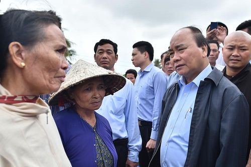 Chùm ảnh: Thủ tướng Nguyễn Xuân Phúc thị sát vùng lũ Bình Định