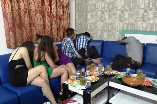 Nữ tiếp viên thoát y tắm bia phục vụ khách