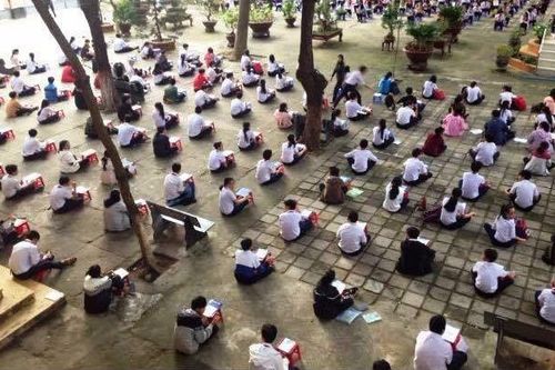 Hàng trăm học sinh Phú Yên ngồi thi giữa sân trường
