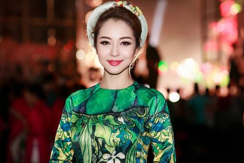 Jennifer Phạm diện áo dài, khăn đóng làm MC