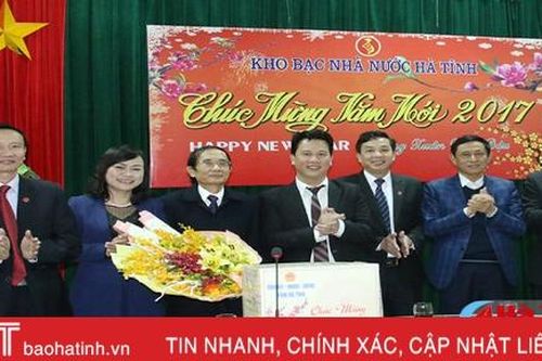 Chủ tịch UBND tỉnh chúc mừng các đơn vị tài chính – ngân hàng