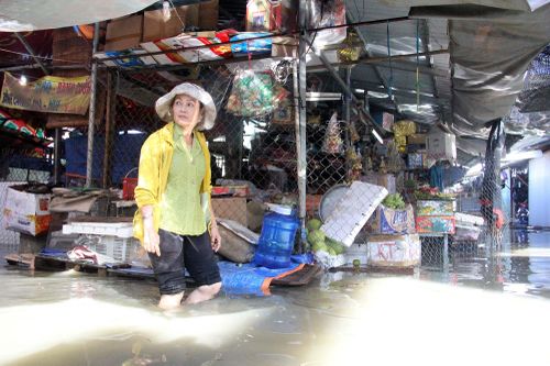 Tiểu thương chợ Ngã Tư Ga khổ sở vì nước ngập