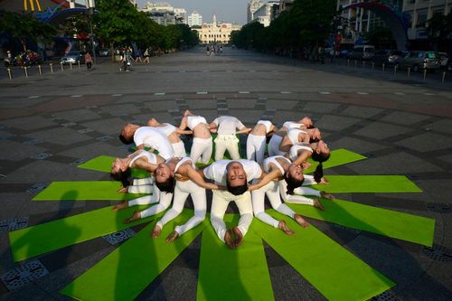 Mãn nhãn với các tư thế Yoga 'đỉnh cao' trong nắng sớm Sài Gòn
