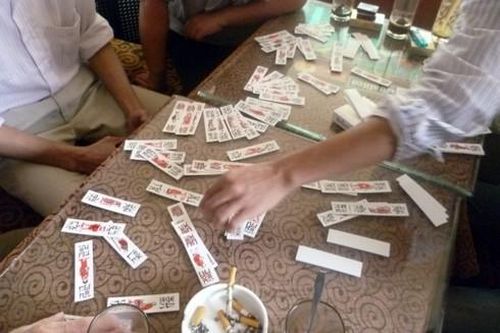 Gần chục con bạc bị bắt khi đang say sưa đánh chắn ăn tiền