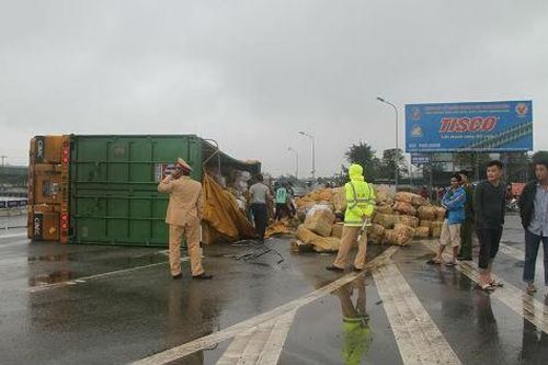 Hà Tĩnh: Lật xe tải, người dân giúp tài xế gom hàng chục tấn hoa quả