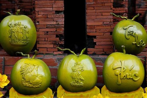 Trái cây khắc chữ độc lạ bung hàng dịp cận Tết