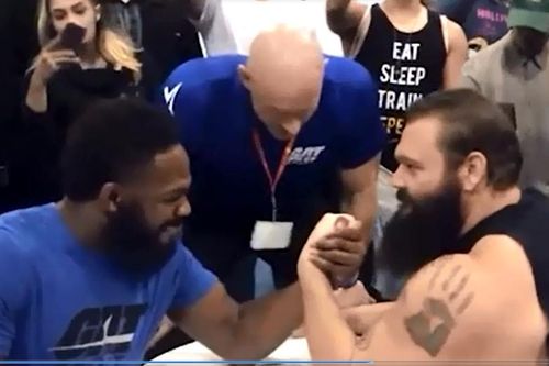 Siêu sao MMA 'tái mặt' khi vật tay với lực sĩ cử tạ