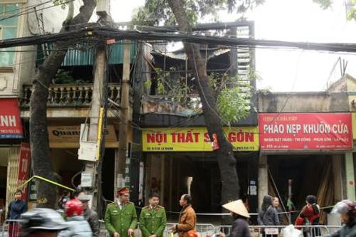 Cháy tại cửa hàng nội thất trên phố Đê La Thành, Hà Nội
