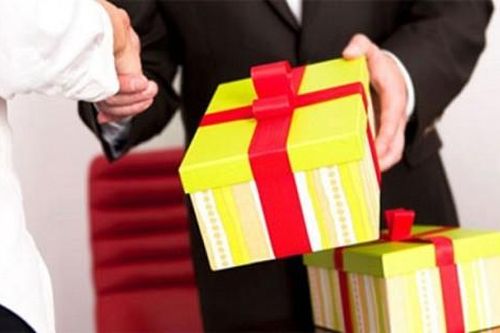 Không nhận quà biếu - nói nhiều, thực hiện ra sao?