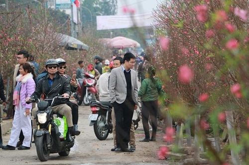 Người dân tất bật mua sắm ngày giáp Tết