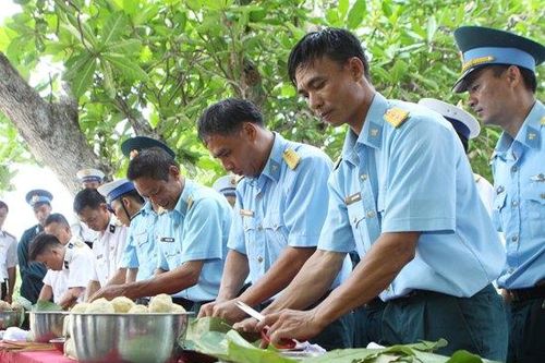 Độc đáo cách gói bánh chưng bằng lá bàng, lá dừa ở Trường Sa