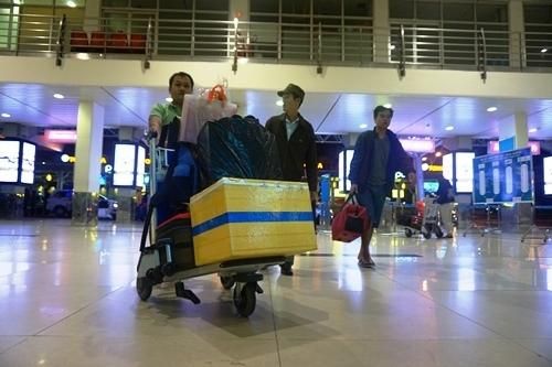Vật vờ chờ chuyến bay lúc 2h sáng ở Tân Sơn Nhất ngày 27 Tết