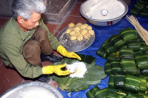Bánh chưng ngày Tết và những nhọc nhằn của một nghề truyền thống