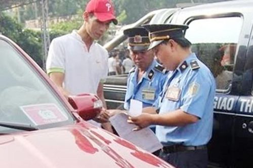 Hà Nội: Gần 400 xe ô tô bị thu hồi phù hiệu trong 1 tháng
