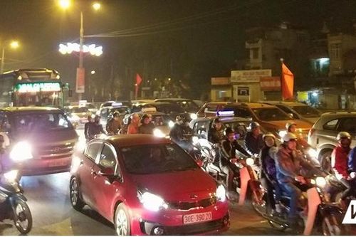Xe cộ chen chúc như nêm ở cửa ngõ Hà Nội tối 28 Tết