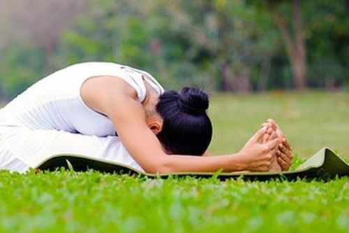 Ngày Tết, những tư thế sau sẽ giúp chị em 'xử lý' nhanh lượng thức ăn thừa trong cơ thể