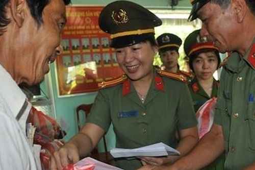Ấm tình xuân trên quê hương đất sen hồng chiều 28 Tết