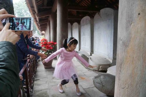 Văn Miếu đông nghẹt, người dân vô tư sờ đầu rùa