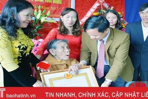 Đảng bộ Kỳ Anh trao tặng 455 huy hiệu Đảng dịp 3/2