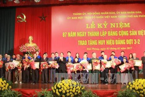 Trao Huy hiệu Đảng tặng các đảng viên lão thành