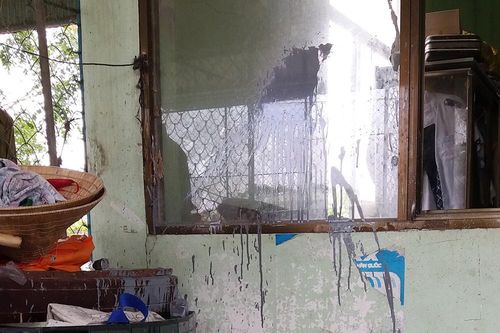 Côn đồ ném nước sơn vào nhà trung tá công an