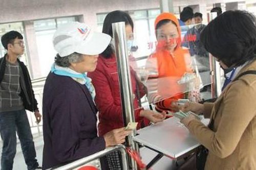Xe buýt nhanh BRT trong ngày đầu thu tiền vé.