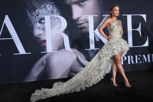 Dakota Johnson tự tin không nội y quảng bá phim 'Năm mươi sắc thái đen'