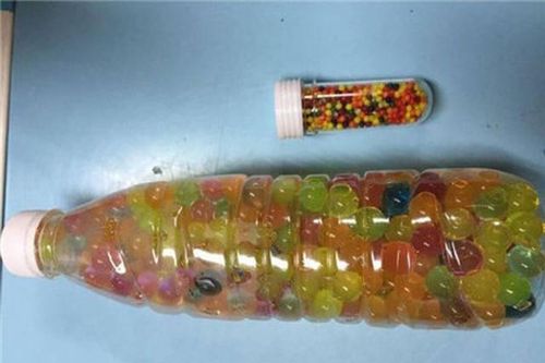 Bé gái ăn gần 300 hạt nhựa nở vì bố mẹ tưởng là kẹo