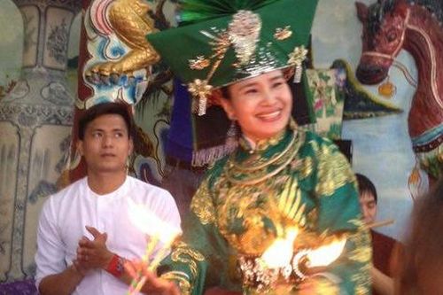 Được UNESCO công nhận, các giá hầu đồng tưng bừng khai Xuân