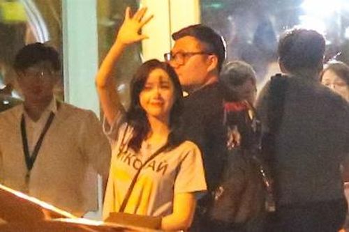 Fan ra sân bay tiễn Yoona (SNSD) về Hàn lúc nửa đêm