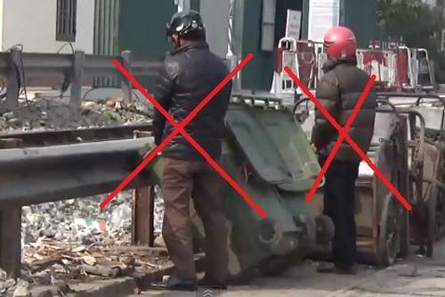 Bất chấp phạt nặng, 'quý ông, quý bà' vô văn hóa vẫn tiểu tiện khai mù phố Thủ đô