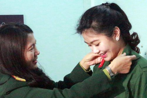 Cô gái tốt nghiệp 2 trường đại học tình nguyện nhập ngũ