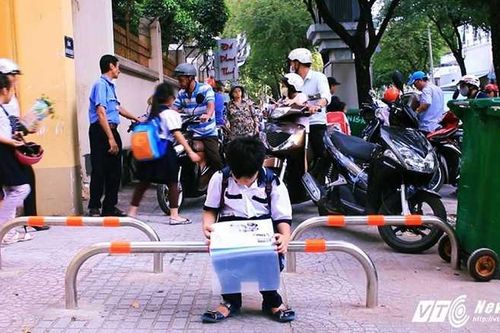 Barie trên vỉa hè ở Sài Gòn bị 'vô hiệu hóa': Đề nghị xem xét lại việc lắp đặt