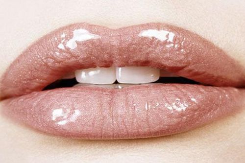 Môi dày tự nhiên chỉ với mẹo dùng màu son
