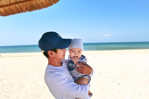 Lý Hải khoe ảnh cưng chiều con trai 7 tháng tuổi khi đi biển