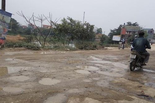 Chương Mỹ, Hà Nội: Xe quá tải hoành hành 'băm nát' đường quê