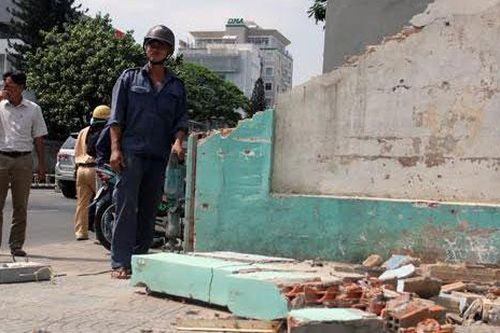 Bộ Công Thương lên tiếng về bức tường 'lấn chiếm vỉa hè'