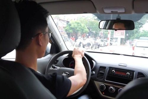 Grab, Uber dìm nhau ở Việt Nam: Giành giật khách, lôi kéo lái xe